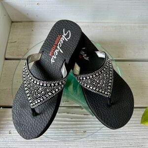 SKECHERS, YOGA FOAM, BLACK, CALI VINYASA-STONE CANDY SANDAL. SIZE 9
